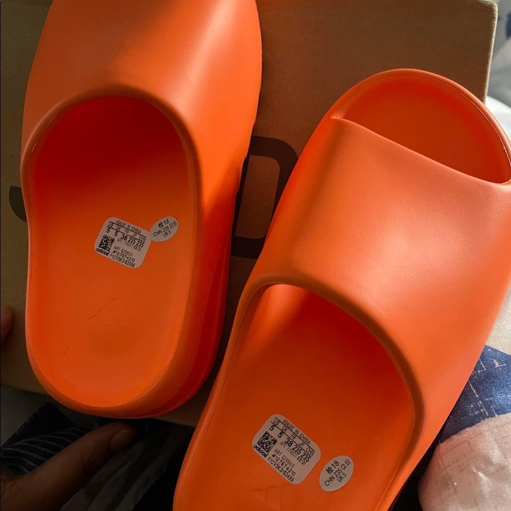 Yeezy Slides - Picture 2 of 3
